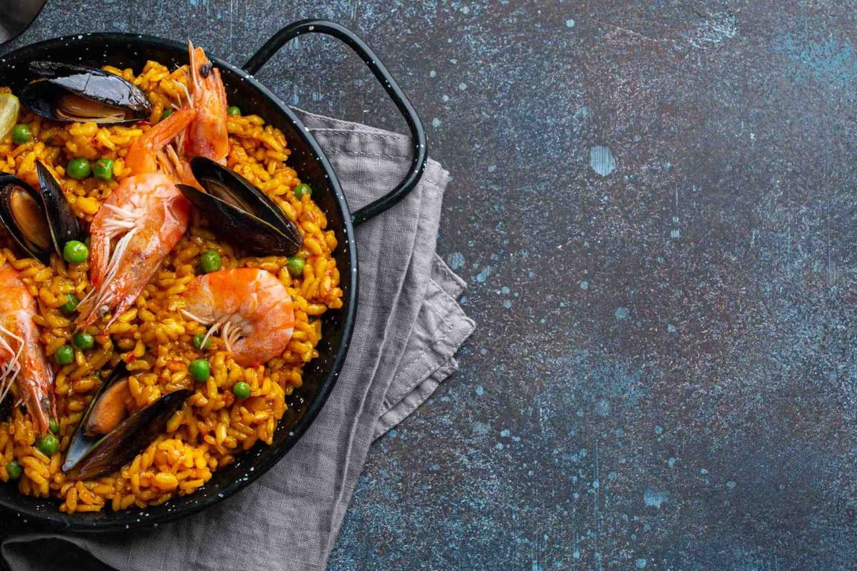 Paella cu fructe de mare (reţetă spaniolă)