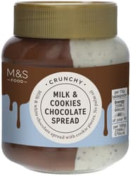 Marks & Spencer Crema tartinabila cu ciocolata cu lapte si alba si bucati de biscuiti