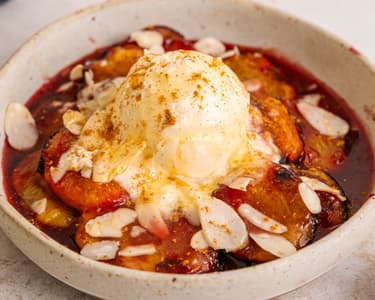 Prune la grătar cu mascarpone și miere