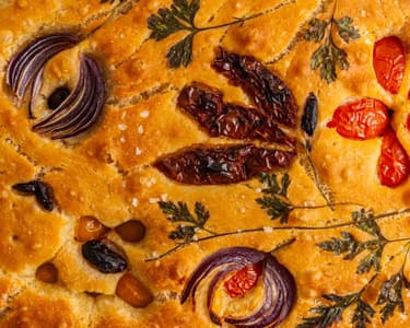 Focaccia de grădină cu legume și ierburi aromate