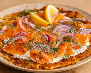 Rösti de cartofi cu somon afumat și smântână