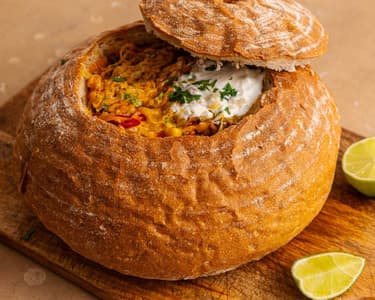 Chili con carne în bol de pâine | Ragu aromat de vită în pâine crocantă