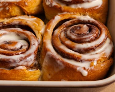 Cinnamon rolls cu glazură de mascarpone