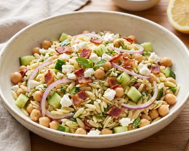Salată grecească cu orzo