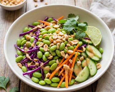 Salată cu edamame și dressing cu arahide și lime