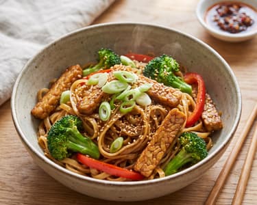 Tăiței de orez stir-fry cu tempeh și legume