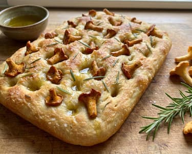Focaccia cu gălbiori și rozmarin