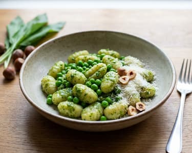 Gnocchi cu pesto de leurdă și mazăre verde
