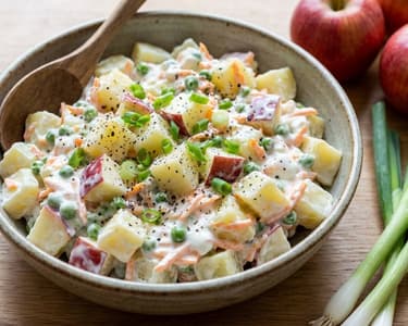 Salată de cartofi cu iaurt și mere