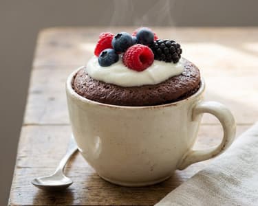 Mug cake cu ciocolată și fructe de pădure