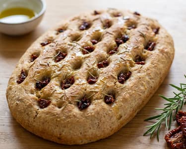 Focaccia cu rozmarin și roșii uscate cu spelta