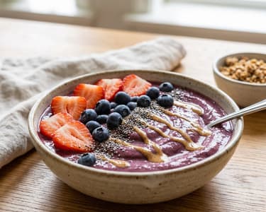 Acai Bowl cu fructe și unt de migdale