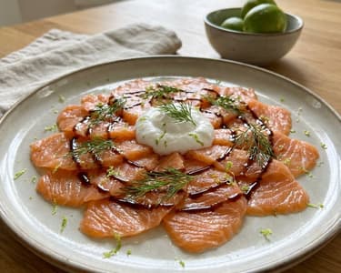 Carpaccio de somon cu cremă de cocos și limetă