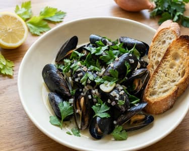 Mussels in white wine with garlic and butter