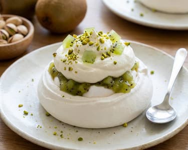 Mini Pavlova cu compot de kiwi
