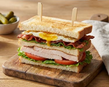Club Sandwich cu curcan și ou