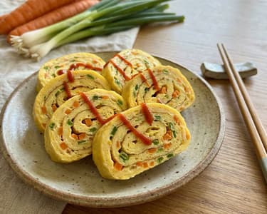 Omletă rulată coreeană cu legume