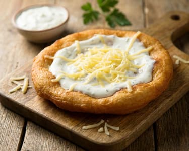 Langoși ungurești la cuptor cu dip de brânză și usturoi