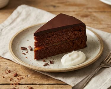 Tort Sacher sănătos cu ciocolată și caise
