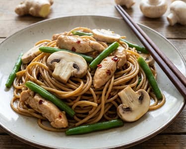 Chow mein cu pui și spaghete integrale