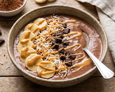 Smoothie bowl cu cacao și banane