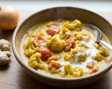 Curry de conopidă cu roșii și smântână