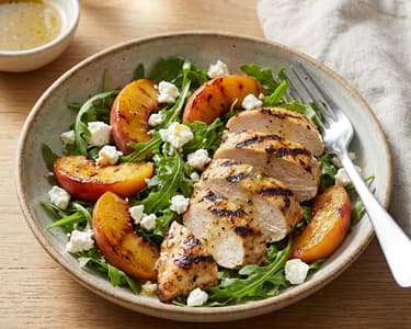Salată de pui cu piersici la grătar și feta | Cină de vară