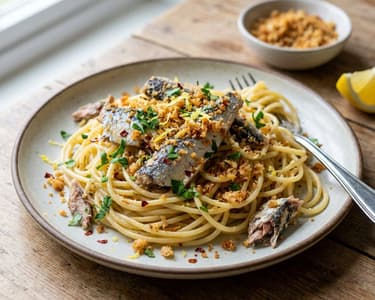 Spaghete cu sardine, lămâie și pesmet rumenit | Prânz rapid de vară