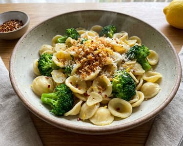 Orecchiette cu broccoli și pesmet crocant | Gust pugliese