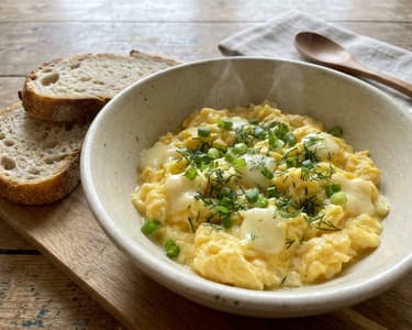 Country-style scrambled eggs with burduf cheese | Quick breakfast