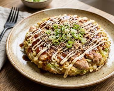 Okonomiyaki cu pui | Clătită japoneză street food