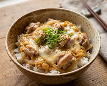 Oyakodon cu pui și ou | Street food japonez autentic