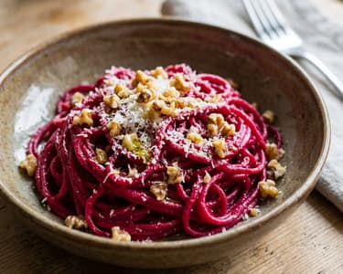 Spaghete cu cremă de sfeclă roșie și nuci crocante | Aromă italiană