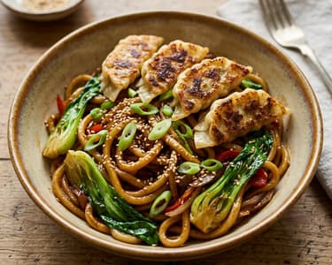 Tăiței udon la tigaie cu sos Yakisoba, pak choi și gyoza crocante