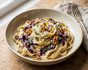Tagliatelle cu radicchio caramelizat și gorgonzola | Savoarea Italiei