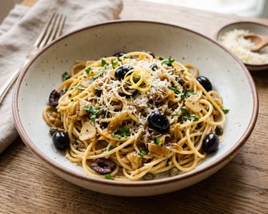 Spaghete cu praz caramelizat, măsline și capere