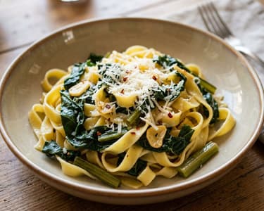 Tagliatelle cu mangold și usturoi | Clasic italian rapid
