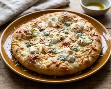 Focaccia quattro formaggi cu migdale crocante și rozmarin | Flatbread italian