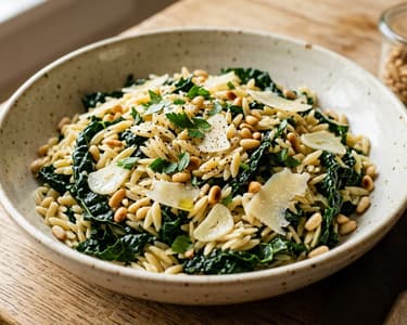Salată toscană de orzo cu kale sotat și muguri de pin | Prânz de toamnă