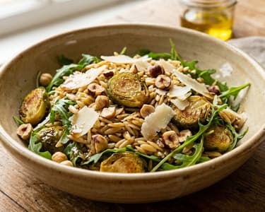 Salată toscană de orzo cu varză de Bruxelles rumenită și pecorino