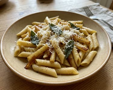 Penne cu gulie caramelizată și salvie crocantă