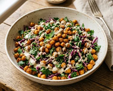 Salată orientală de năut crocant cu varză roșie și tahini