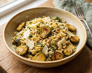 Salată caldă de orzo cu varză de Bruxelles | Prânz toscan