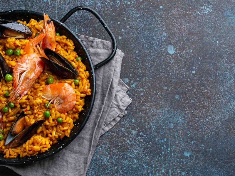 Paella cu fructe de mare (reţetă spaniolă)