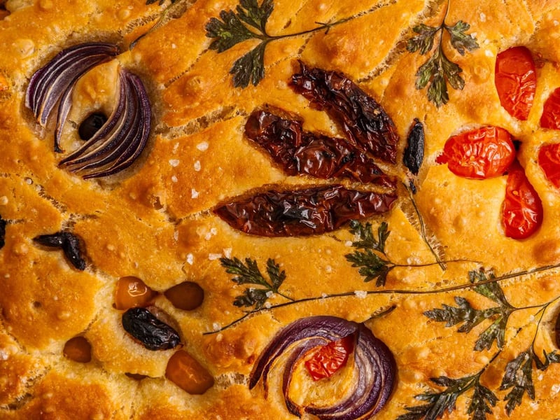 Focaccia de grădină cu legume și ierburi aromate