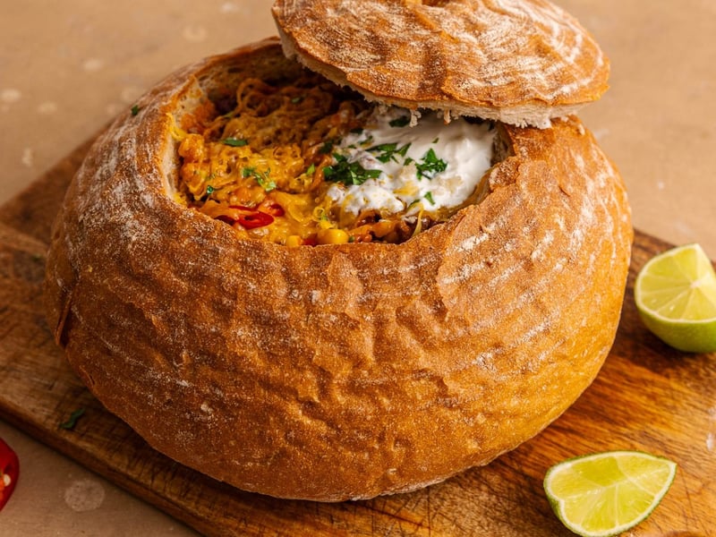 Chili con carne în bol de pâine | Ragu aromat de vită în pâine crocantă