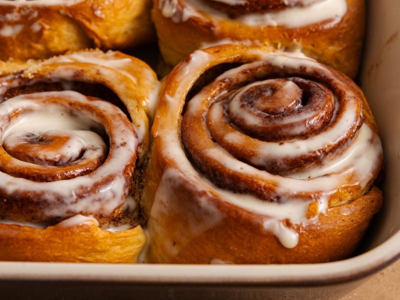  Cinnamon rolls cu glazură de mascarpone