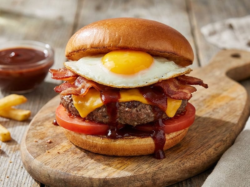 Burger cu vită și ou ochi