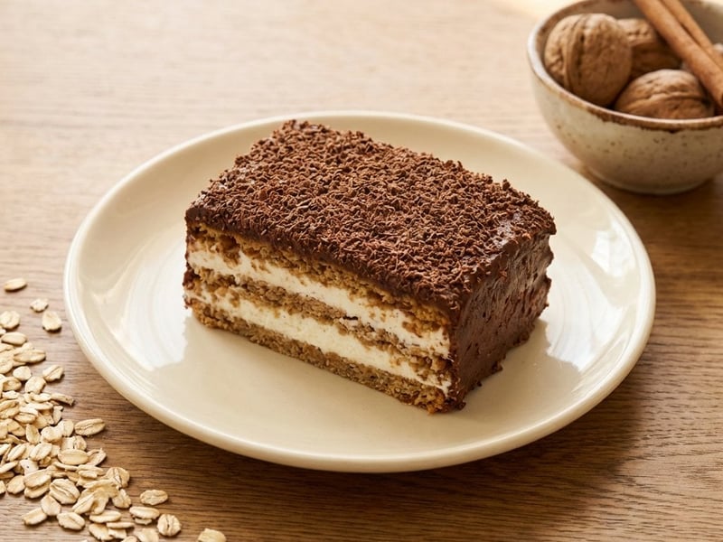 Prăjitură cu biscuiți de ovăz și cremă de brânză