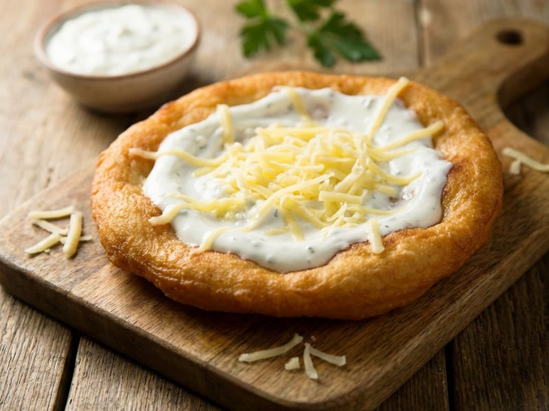 Langoși ungurești la cuptor cu dip de brânză și usturoi